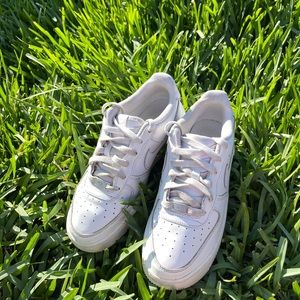 Nike Air force 1🔴Women’s low top Sneakers 7Y fits women’s size 9